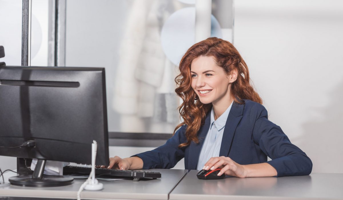 Young,Happy,Manageress,Using,Computerat,Workplace